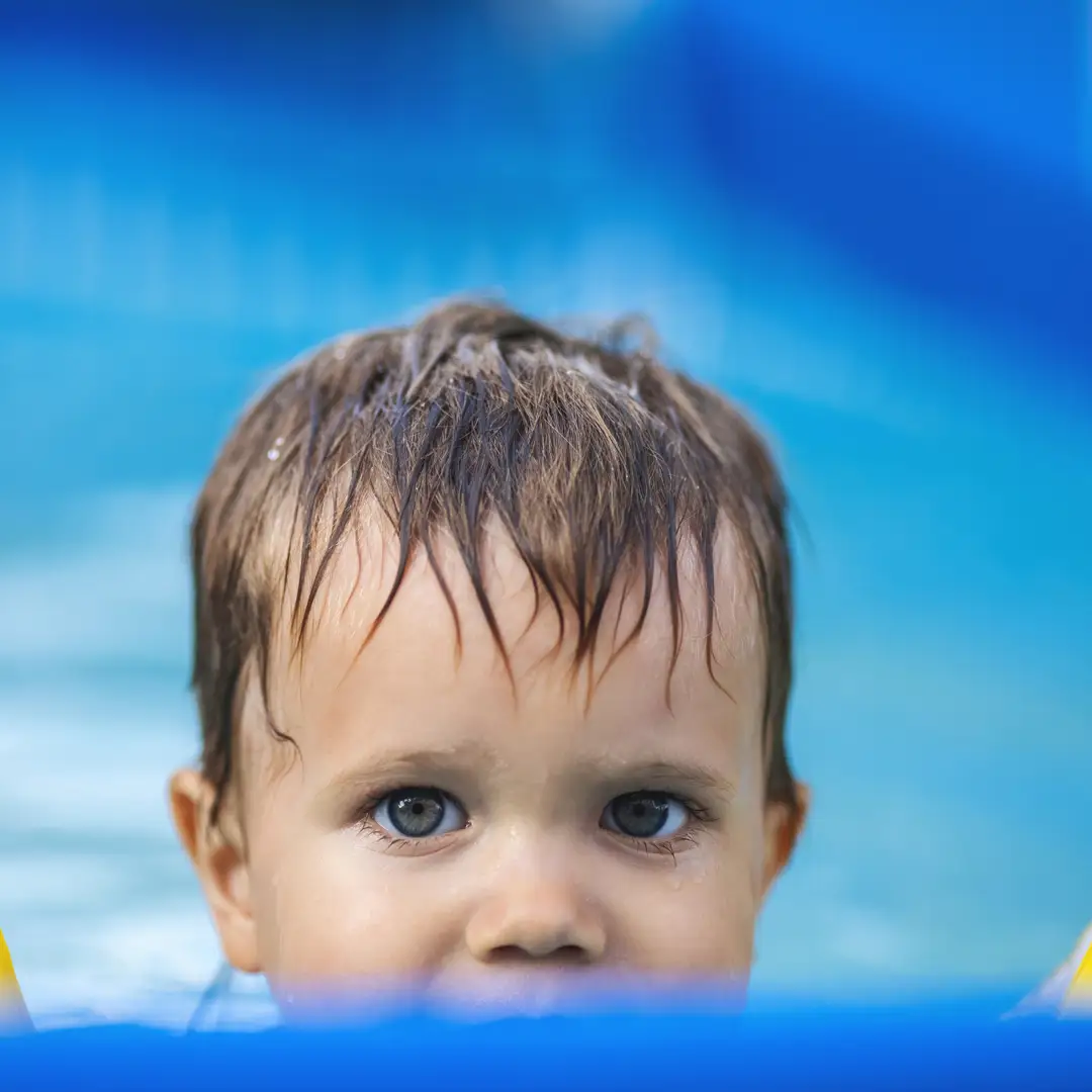 Bebeluș în piscina Luxuria Centrum, la un curs de înot