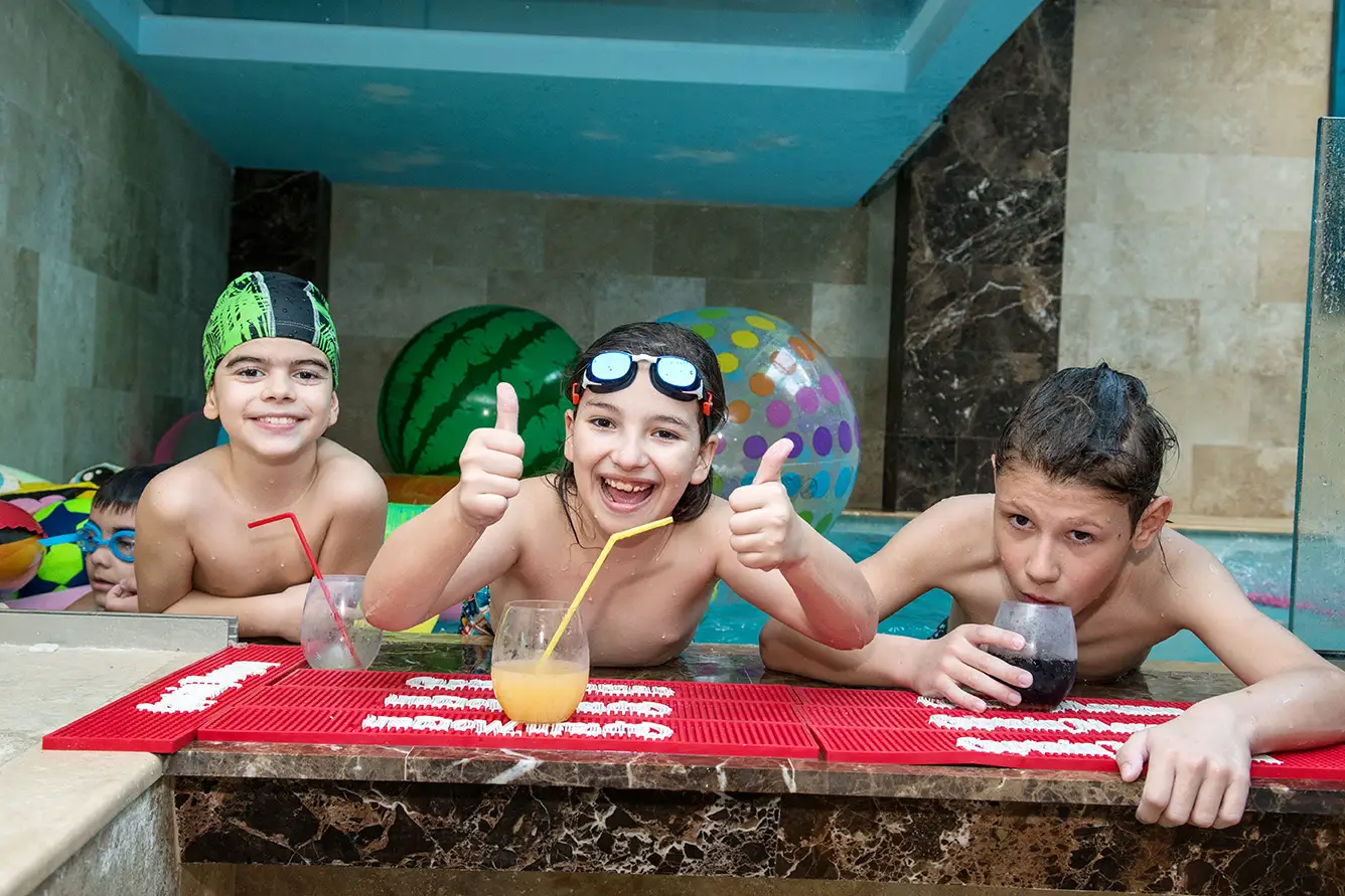 Copii la barul din piscină, cu limonadă