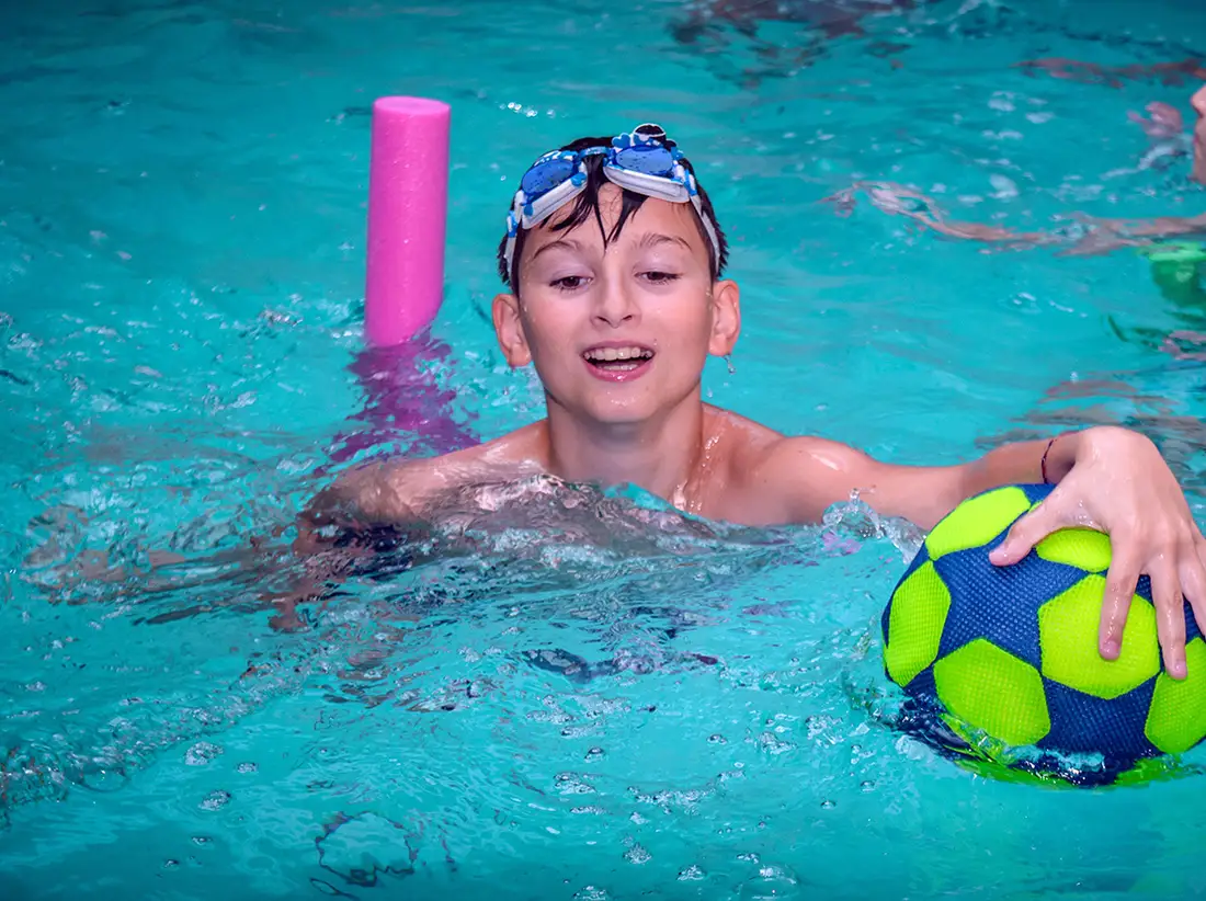 Sărbătoritul la petrecerea de la piscină