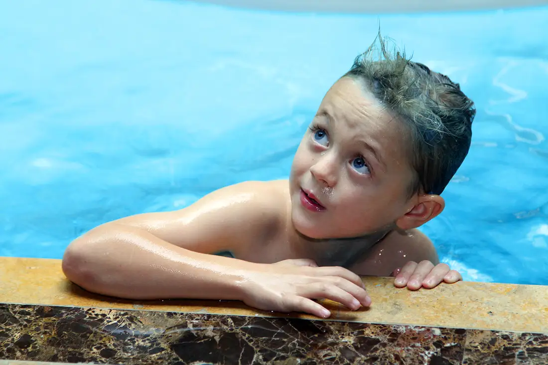 Copil la marginea piscinei