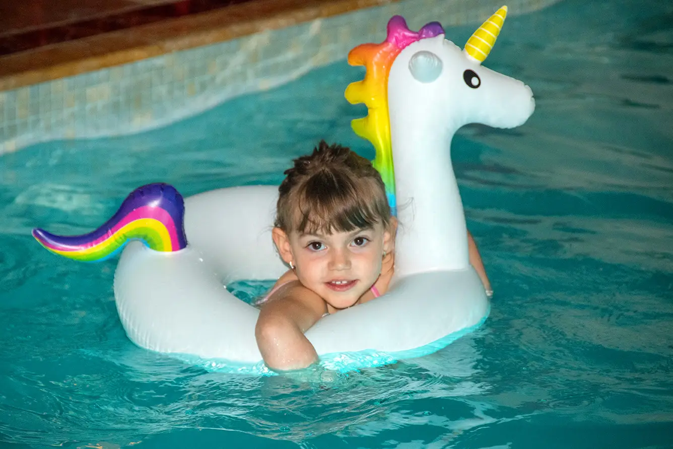 Copil pe un colac unicorn la o petrecere de zi de naștere în piscina Luxuria Centrum din București