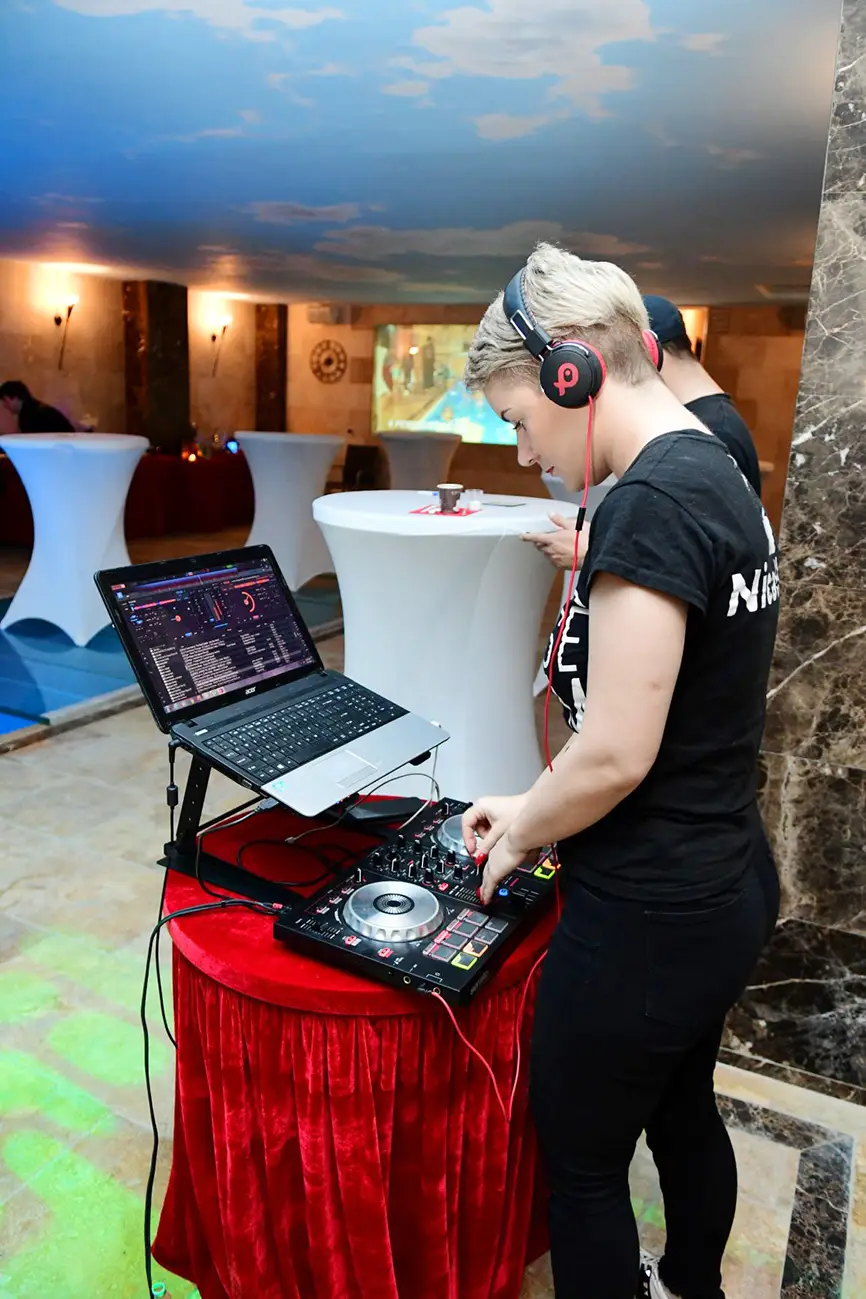 DJ mixând la o petrecere pool party